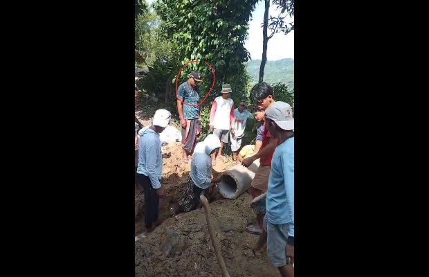 Foto: Kades Basoka bersama warga saat Perbaiki Jalan Ambruk