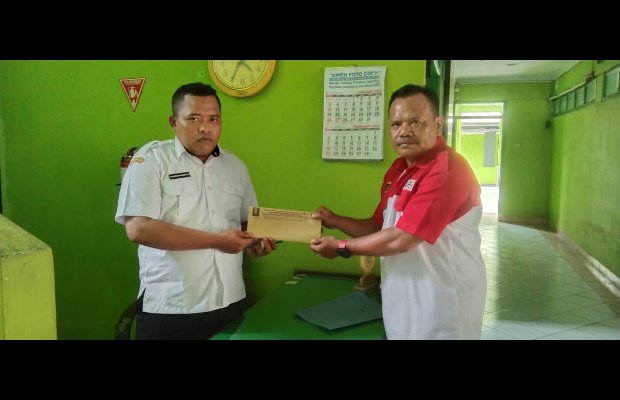 Foto: Dendik Zeldianto Wakil Bupati LIRA saat memberikan surat