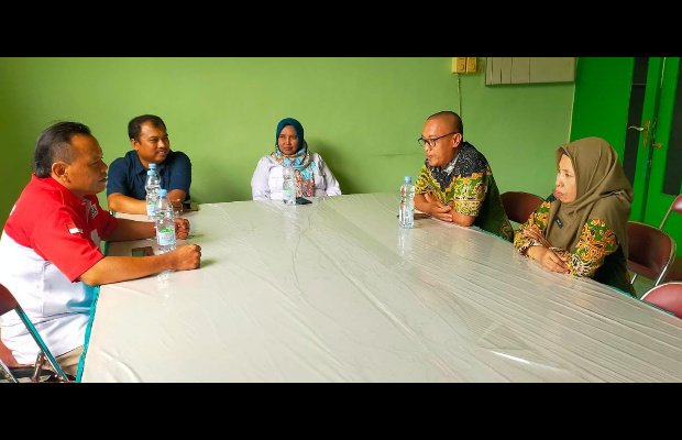 Foto: Dendik Zeldianto (kiri) berkemeja warna merah putih