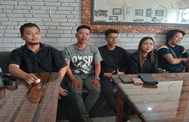 Foto: CEO PT. Putri ID didampingi kuasa hukumnya saat menggelar jumpa pers