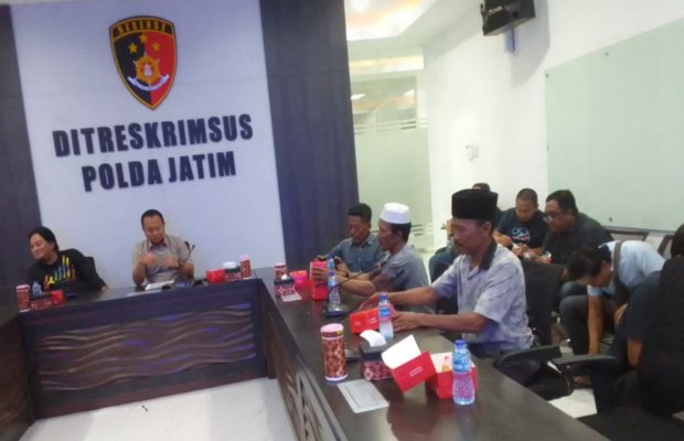 Foto: Tosan berpeci warna hitam