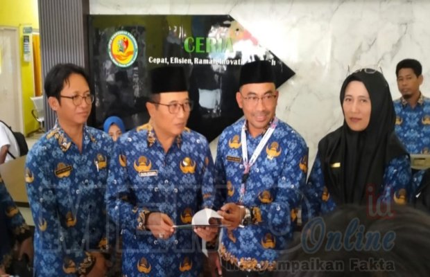 Foto: Sekda kabupaten Sampang H Yuliadi Setiawan (tengah) didampingi kepala Dinas Kesehatan dan KB Abdullah Najich