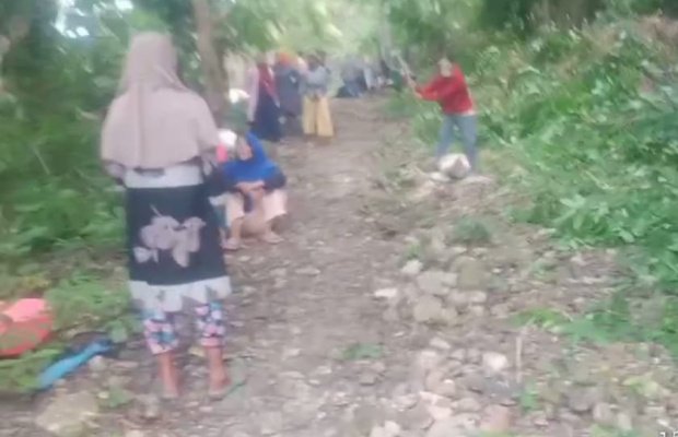 Foto: Warga Kangayan Laok saat Bangun Jalan Secara Swadaya