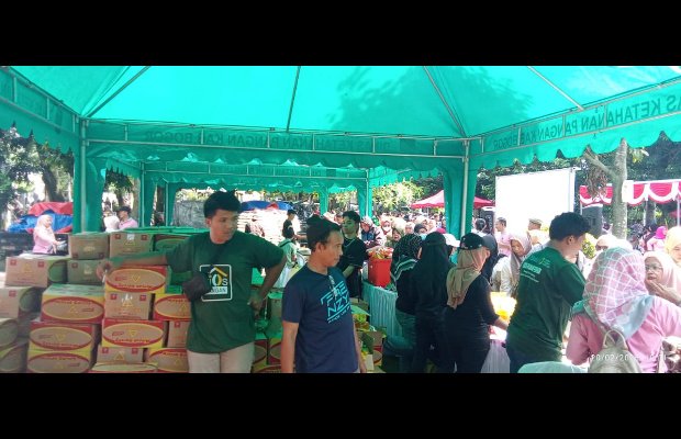 Foto: Masyarakat saat antrian ambil kupon
