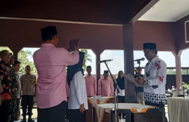 Foto: Pengambilan sumpah dan pelantikan perangkat desa jabatan kasi pemerintahan Desa 2025.