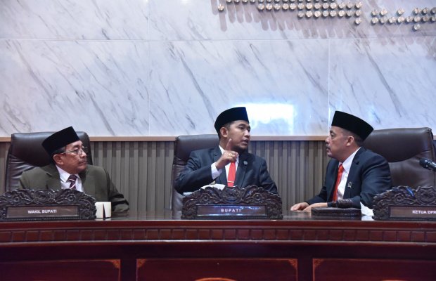 Foto: Dari kiri (Wabup, Bupati dan Ketua DPRD Sumenep)