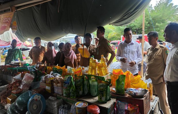 Foto: Tim Satgas Pangan Sumenep saat melakukan Pengecekan peredaran Minyak Kita di Pasar Anom