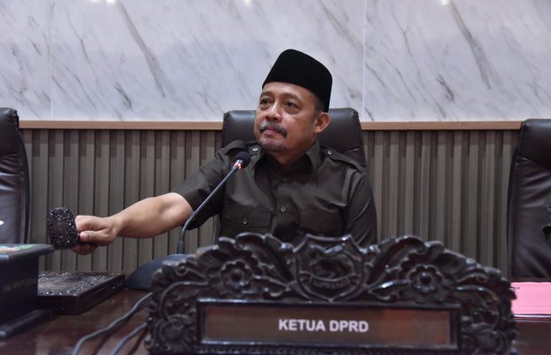 Foto: Ketua DPRD Sumenep H. Zainal Arifin saat ketuk pada Pembahasan Raperda Penyertaan Modal dan Perlindungan Keris 