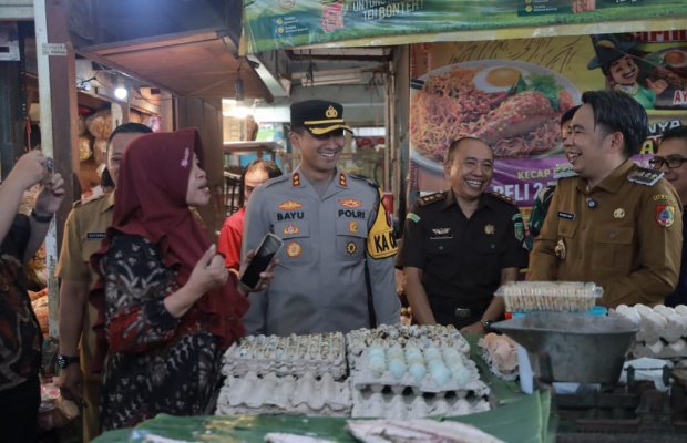 Foto: Kapolres Jember bersama Forkopimda Sidak Pasar Tanjung dan Roxy