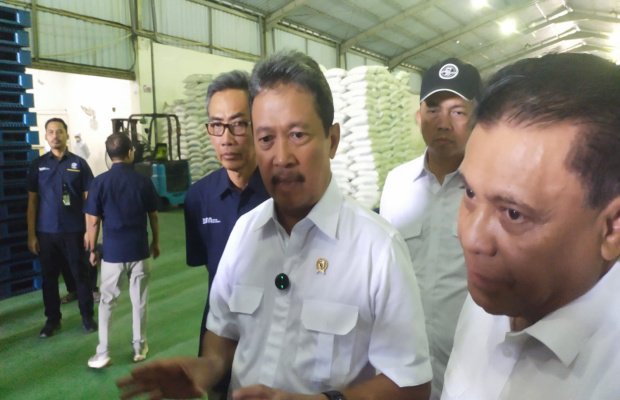 Foto: Menteri KKP Sakti Wahyu Trenggono saat berada di pabrik garam Sampang
