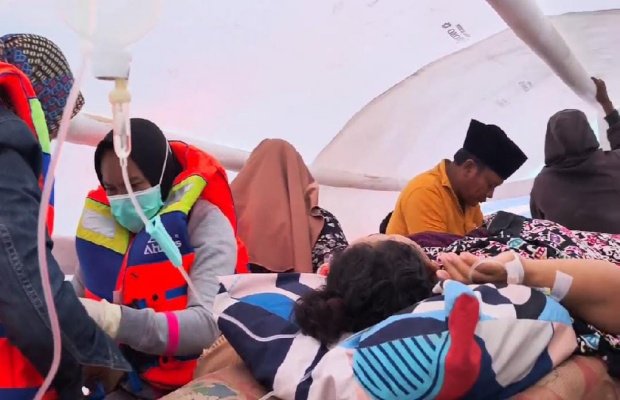 Foto: Perjuangan Nakes Sumenep Selamatkan Ibu Melahirkan Ditengah Hempasan Badai