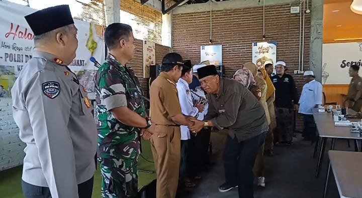 Foto: Kapolsek Pakusari melakukan halal bihalal 