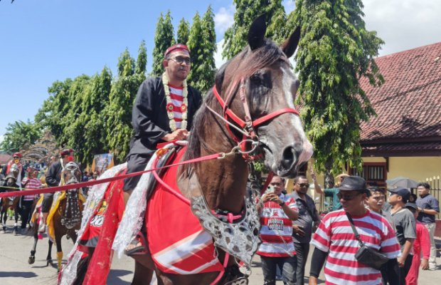 Foto: Bupati Sumenep Achmad Fauzi Wongsojudo menunggangi SEekor kuda hitam