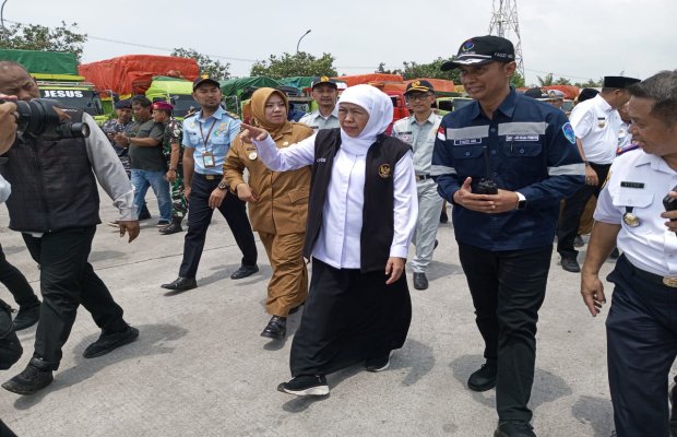 Foto: Gubernur Jatim dan Bupati Situbondo saat akan melLlepas Peserta Mudik Gratis Tujuan Pulau Raas Madura