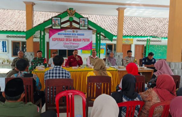 Foto: Kades Pakusari Misjo beserta jajarannya dan  Pendamping ahli kabupaten Jember ilzam sawawi 