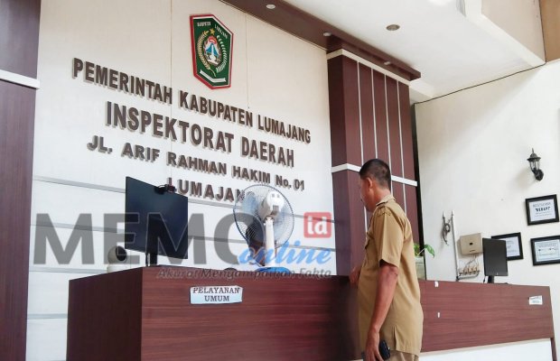 Foto: Asnawi Mangkualam Kades Kalibendo, setibanya di Inspektorat Lumajang