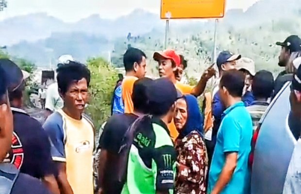 Foto: suasana saat penghadangan, diabadikan netizen (warga net).