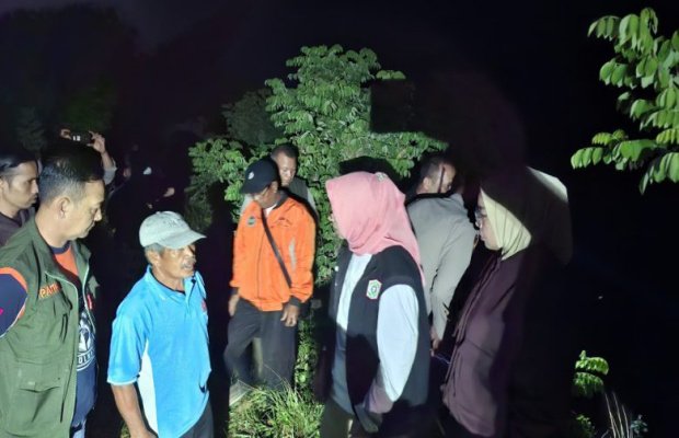 Foto: Bupati Lumajang (berhijab) saat dilokasi peninjauan (tim)