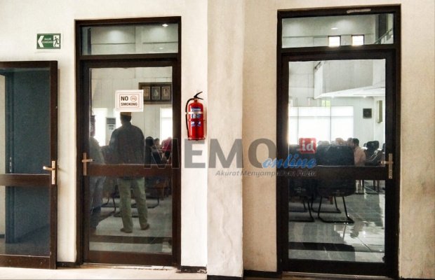 Foto: Pintu ruang rapat tertutup rapat