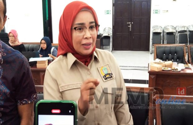 Foto : Ketua DPRD Kabupaten Lumajang Hj. Oktaviani, saat menyampaikan statement pada media ini.