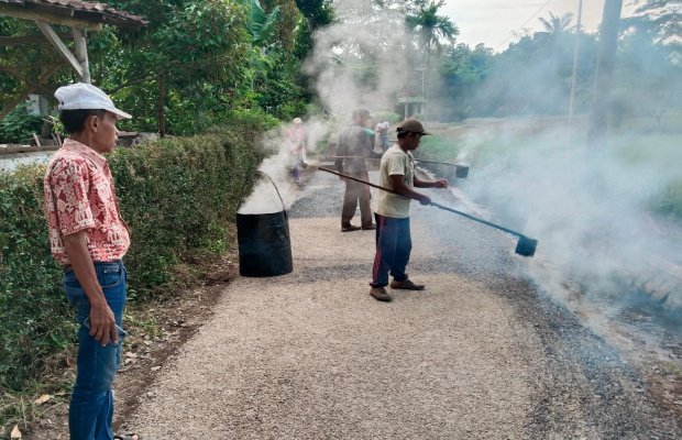 Foto: Proyek fisik lapen di pemdes Jelbuk 