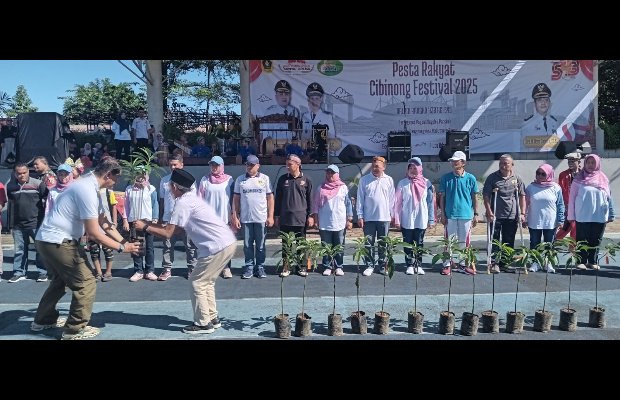 Foto bersama saat pembukaan acara festival cibinong