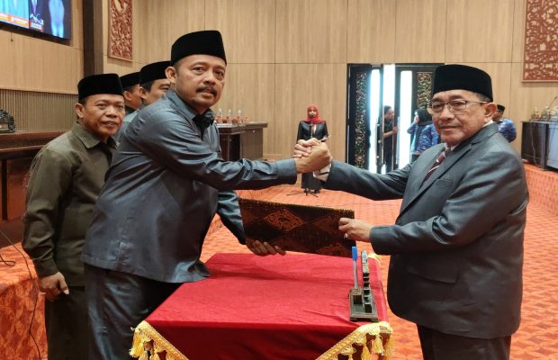 Foto: Ketua DPRD dan Wakil Bupati Sumenep bersalaman usai melakukan paripurna sinkronisasi penggunaan APBD 2024