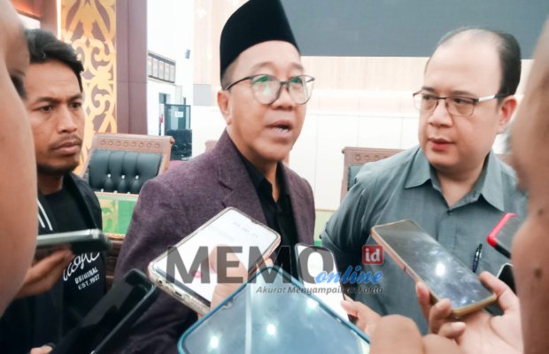 Foto: Imam (berpeci warna hitam)