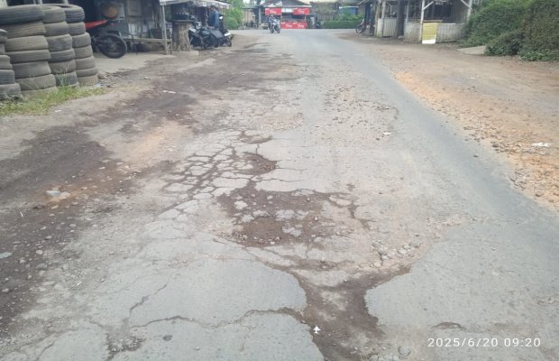 Foto: Jalan rusak dan berlubang dijalan simpang tiga.
