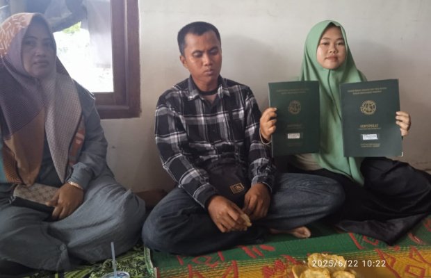 Foto: Halimatus sa'diyah menunjukkan sertifikat miliknya bersama keluarga
