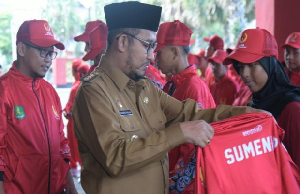 Foto: Bupati Sumenep Achmad Fauzi Wongsojudo, mengenakan jaket kontingen kepada atlet sebagai simbol pelepasan menuju Porprov Jatim IX 2025.
