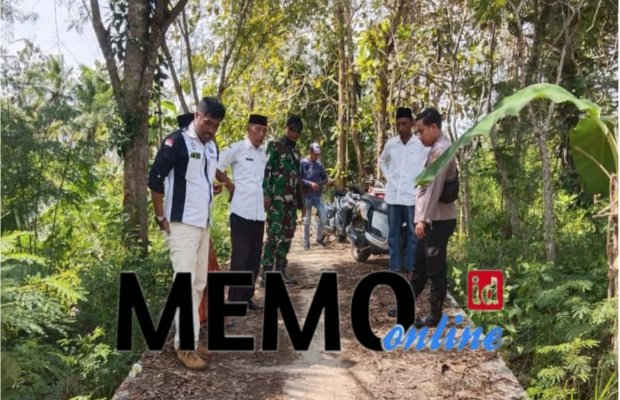 Foto: Tim Monev Kecamatan Pasongsongan saat meninjau lokasi pembangunan di Lebeng Timur 