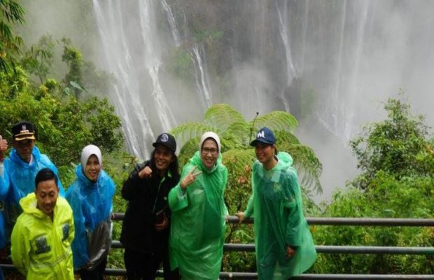 Foto: Wamenpar RI saat berada di wisata Tumpak Sewu bersama Bunda Indah