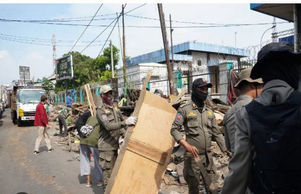 Foto: Sat pol PP lakukan penataan