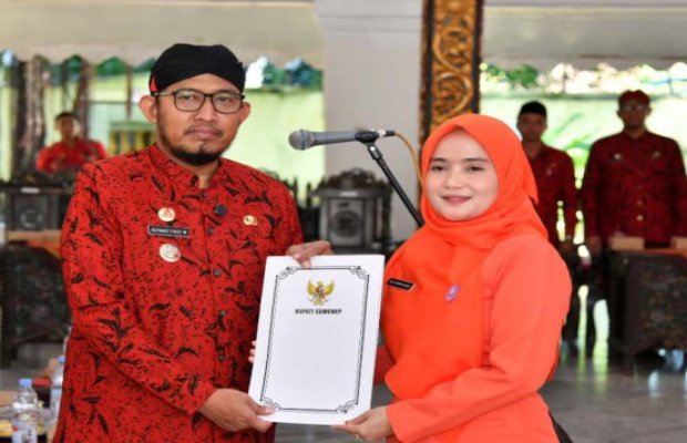 Foto: Bupati Sumenep, Achmad Fauzi Wongsojudo, saat menyerahkan SK kepengurusan GOW masa bhakti 2025–2030