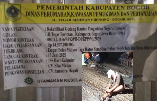 Foto: Papan Proyek dan Pekerja Bangunan gedung PN yang kakinya tertusuk paku 