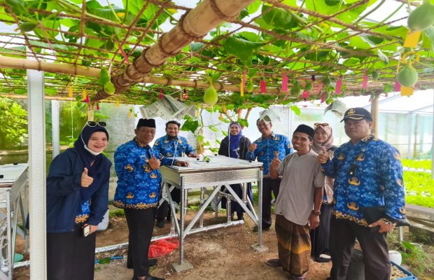 Foto: Kepala DKPP Sumenep, Chainur Rasyid M.Si (Dua dari kiri) saat memperkenalkan Tekhnologi Modern Sistem Machida pada Budidaya Melon.