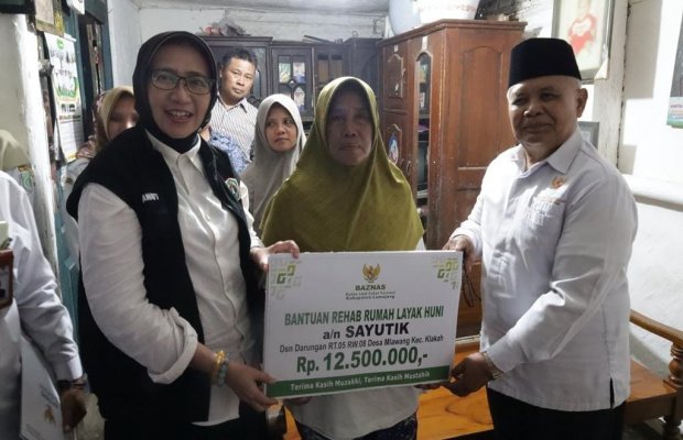 Foto : Bunda Indah, Bupati Lumajang didampingi Kepala Baznas Lumajang, memberikan santunan
