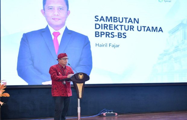 Foto: Direktur Utama BPRS Bhakti Sumekar, Hairil Fajar, saat memberikan sambutan 
