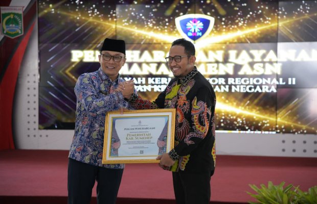 Foto: Bupati Sumenep, Achmad Fauzi Wongsojudo, saat menerima penghargaan dari Kepala BKN, Zudan Arif Fakrulloh