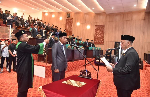 Foto: Pengambilan sumpah jabatan Hairul Anam sebagai anggota DPRD Sumenep (by. ibnu)