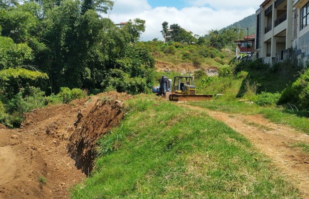 Foto: Sungai yang diduga diuruk beserta tumpukan tanahnya
