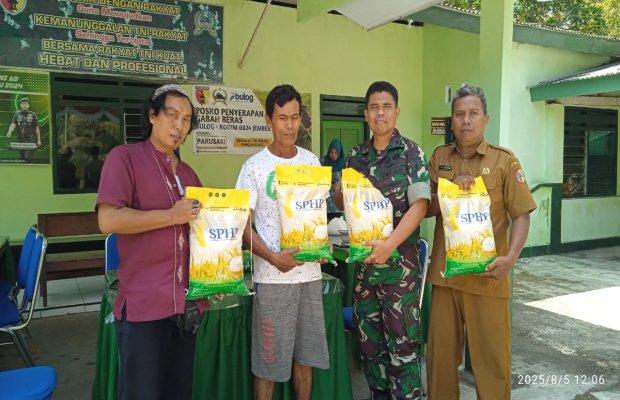 Foto: Danposramil Pakusari Jual  beras murah program Bulog 
