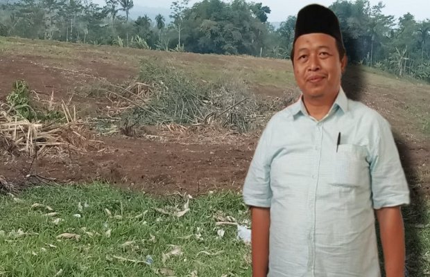 Foto: Gus Imron Fauzi, berbackground perkebunan yang nampak sudah ditebangi