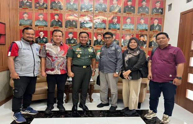 Foto: Caption: Pengurus PJS saat audience dengan Komandan Pussenif TNI-AD, Letjen TNI H. Iwan Setiawan, SE., MM di ruang kerjanya,sabtu (16/08/2025).