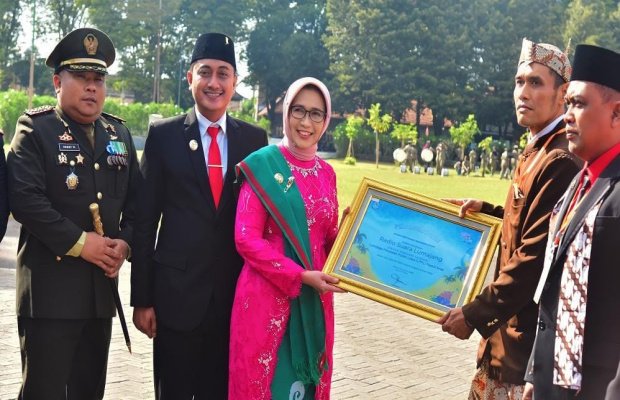 Foto: Bupati Lumajang, Bunda Indah Masdar berikan penghargaan.