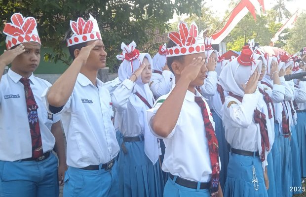 Foto: Moment peserta upacara memberikan hormat pada sang merah putih 