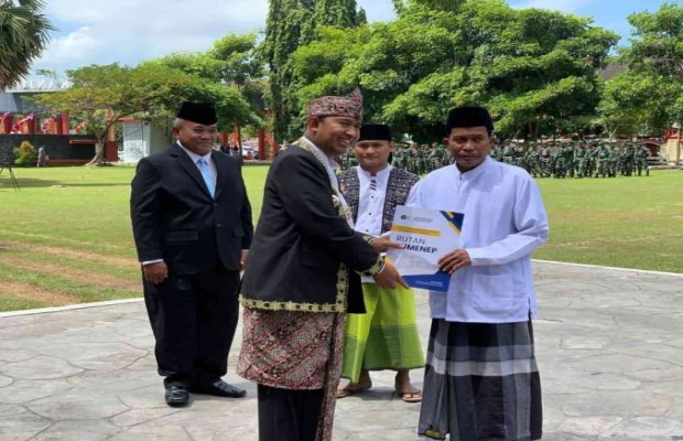 Foto: Penyerahan Remisi Secara Simbolis Oleh Bupati Sumenep Achmad Fauzi Wongsojudo Kepada Warga Binaan Kelas IIB Sumenep. (Sumber Humas Rutan Sumenep).
