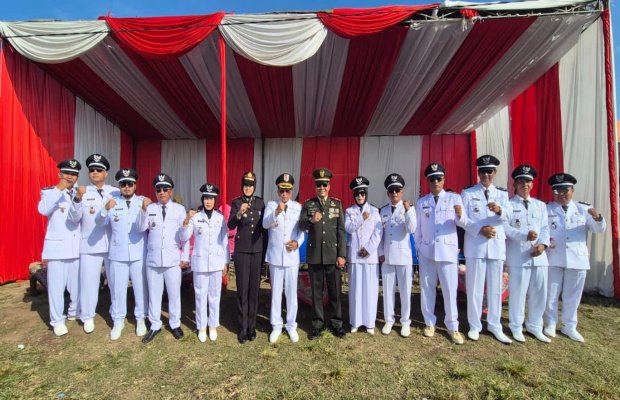 Foto: Camat Kalisat Rusdiyanto dan seluruh kepala Desa Se-kecamatan Kalisat.