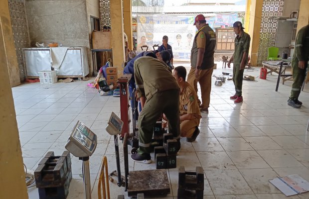 Foto: Tera Ulang Timbangan di Pasar Tradisional Lenteng, Selasa (19/08/2025).